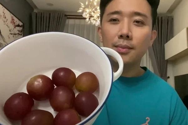 Tran Thanh was given the most expensive bunch of grapes in the world, priced at nearly 2 gold