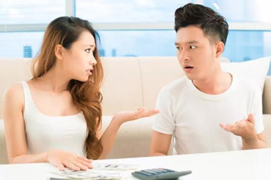 Vợ về ngoại, mang đồ ra phơi tôi sụp đổ thấy tờ giấy nhàu nhĩ