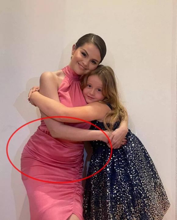 Selena Gomez lộ bụng to như mang bầu dù hì hục siết dáng-1