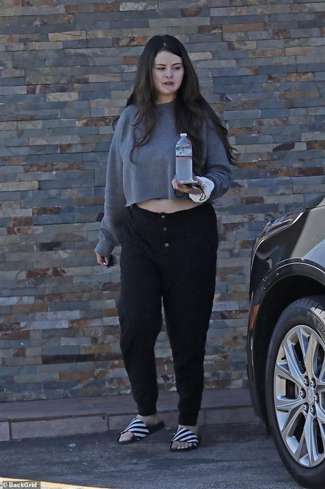 Selena Gomez shows off her big pregnant belly even though she's trying hard to slim down - 6