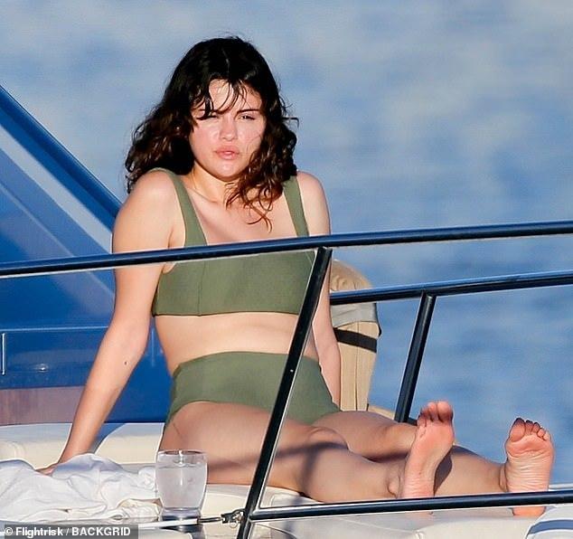 Selena Gomez lộ bụng to như mang bầu dù hì hục siết dáng-7