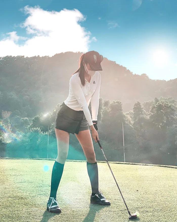 Huyền My bị anti dội bom khi khoe ảnh váy ngắn cũn lên sân golf-10