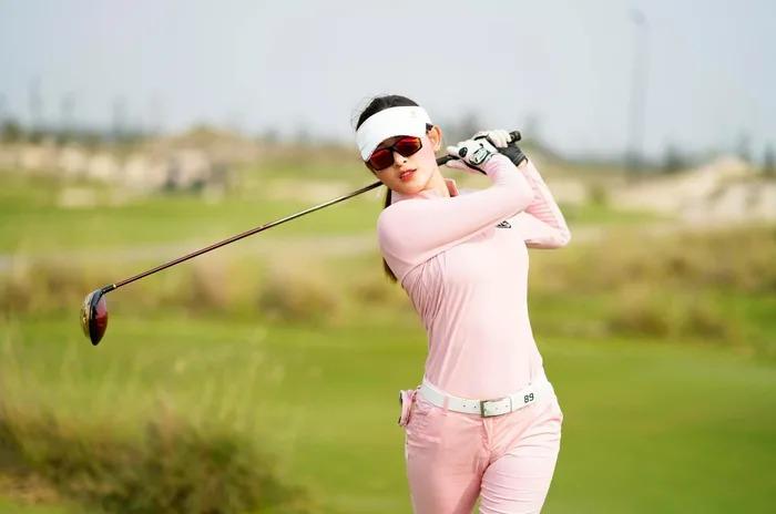 Huyền My bị anti dội bom khi khoe ảnh váy ngắn cũn lên sân golf-12