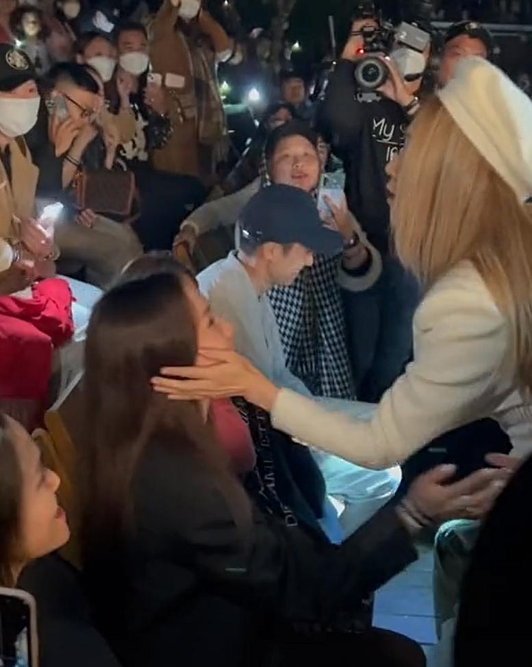 Nữ ca sĩ fan cuồng suýt rớt nước mắt khi được chạm Mỹ Tâm-3