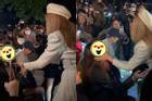 Nữ ca sĩ 'fan cuồng' suýt rớt nước mắt khi được chạm Mỹ Tâm