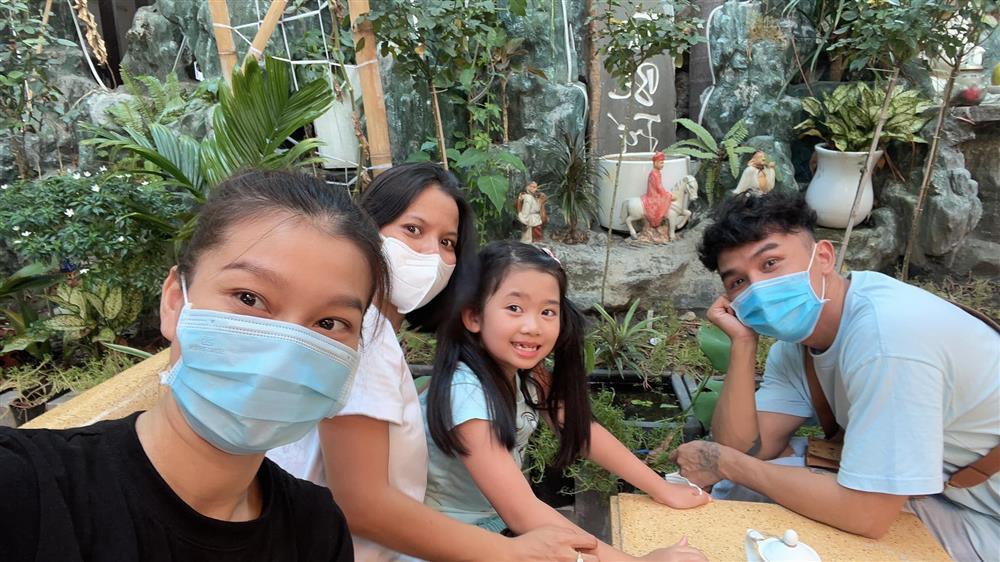 Con gái Mai Phương lên chùa ngày giỗ 2 năm cố diễn viên-2