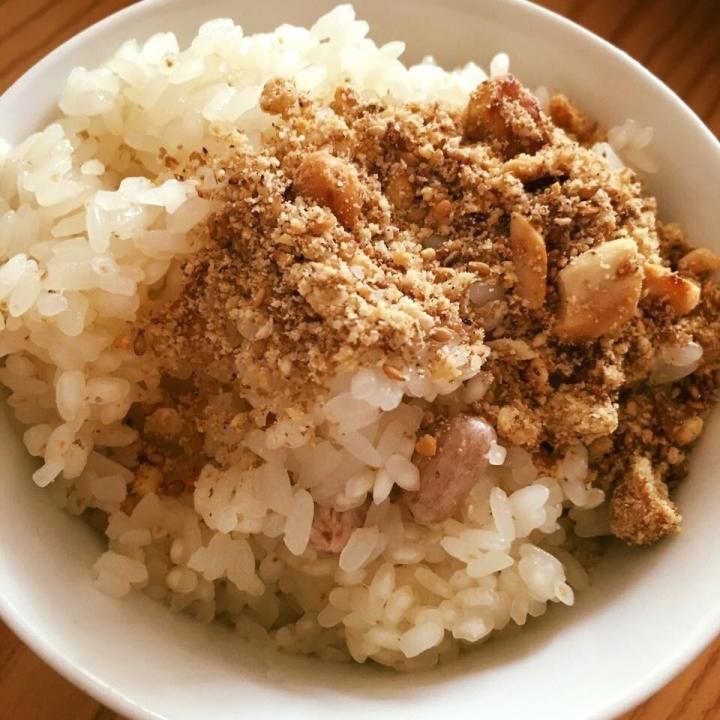 Cơm nắm muối vừng: Món ăn một thời thiếu thốn giờ là quà ý nghĩa-2