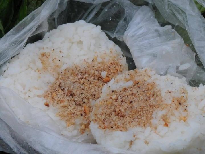 Cơm nắm muối vừng: Món ăn một thời thiếu thốn giờ là quà ý nghĩa-5