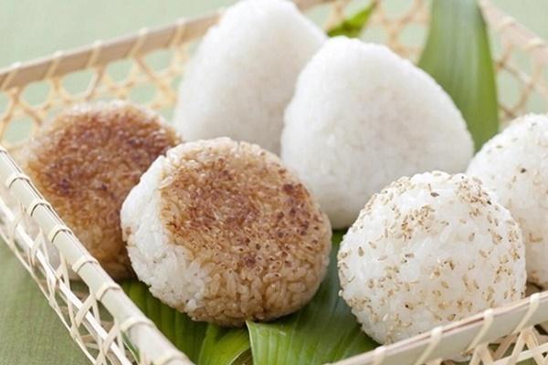 Rice balls with sesame salt: A dish that was once in need is now a meaningful gift