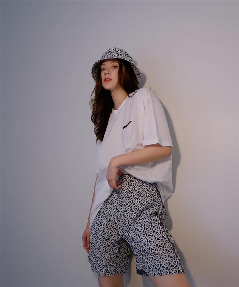 Học Baifern Pimchanok mix đồ du lịch đơn giản vẫn đẹp quên lối về-4