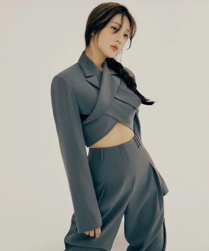 Jennie và Joy đụng hàng chan chát, ai khí chất hơn?-12