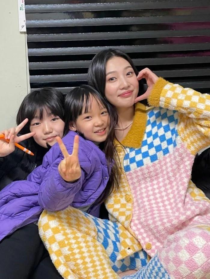 Jennie và Joy đụng hàng chan chát, ai khí chất hơn?-2