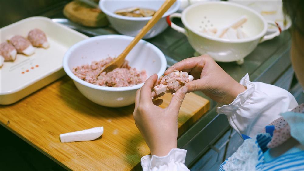 Con gái nhà người ta, mới 8 tuổi đã nấu hàng chục món Việt - Nhật-4