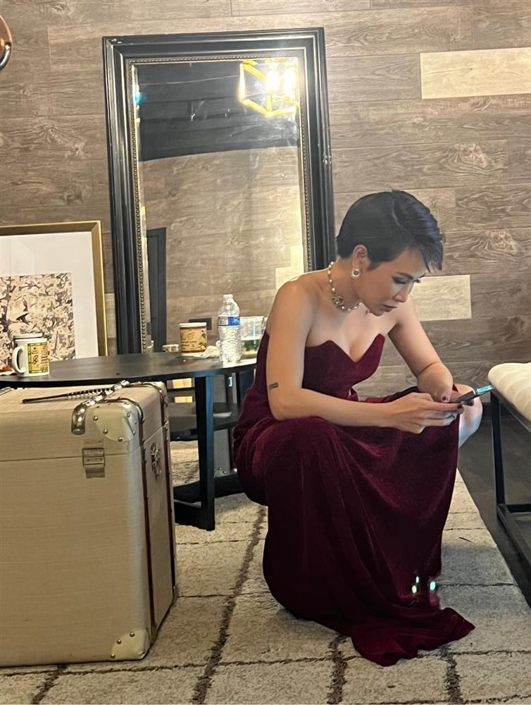 Hết hồn dáng ngồi nữ ca sĩ nổi tiếng Vbiz khi mặc đầm dạ hội-1