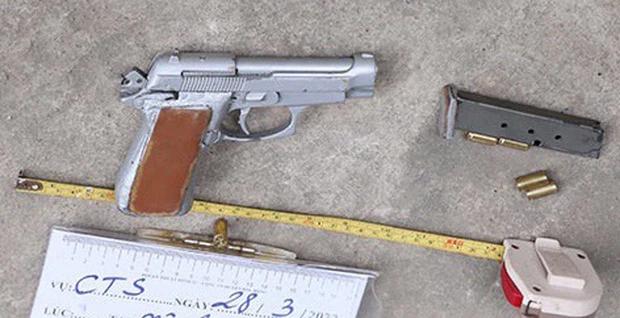 Thanh niên vào ngân hàng hô to cướp đây rồi bóp cò nhưng súng không nổ-2