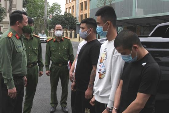 Kết bạn qua “Hội những người vỡ nợ thích làm liều” để rủ nhau đi cướp giật