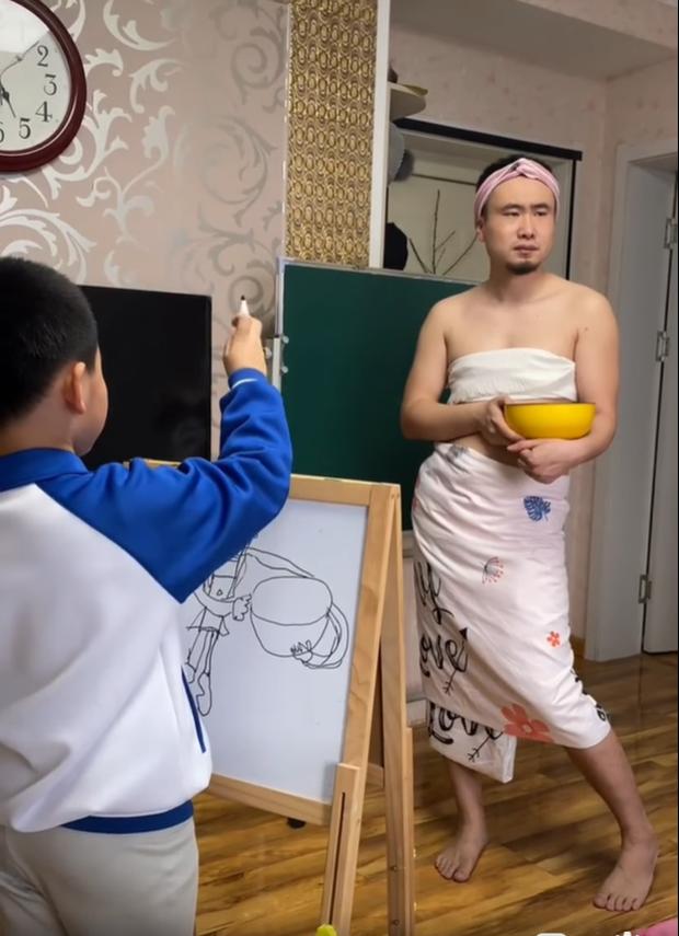 Gạt liêm sỉ giả gái làm mẫu ảnh cho con, xem sản phẩm sốc ngược-1