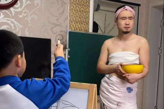 'Gạt liêm sỉ' giả gái làm mẫu ảnh cho con, xem sản phẩm sốc ngược