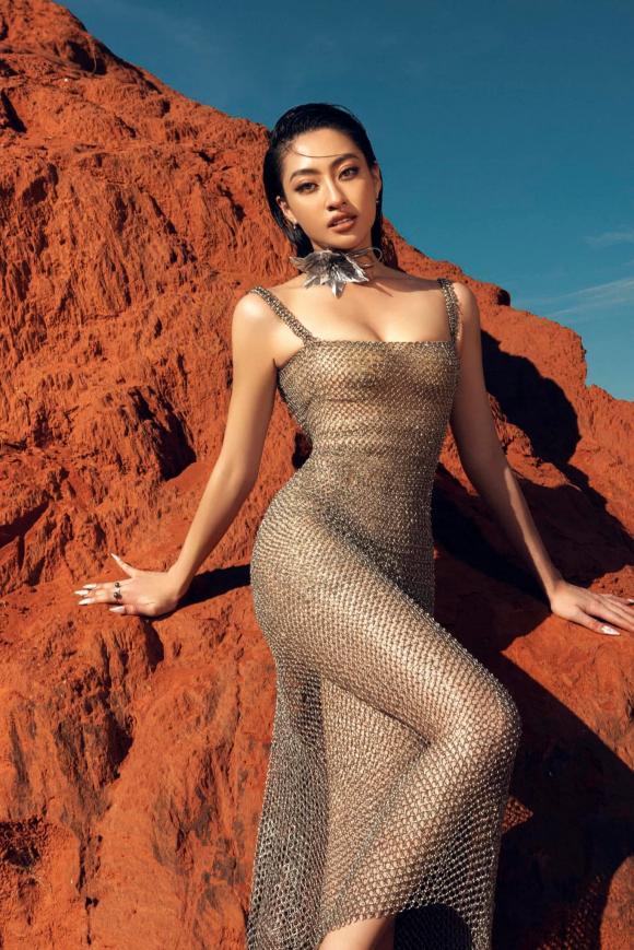 Lương Thùy Linh thả rông giữa đồi cát với đầm lưới mỏng dính-3