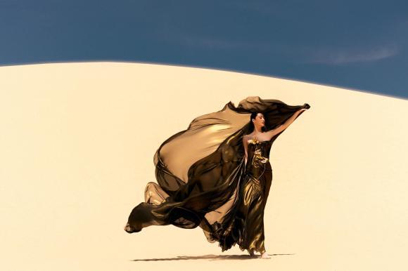 Lương Thùy Linh thả rông giữa đồi cát với đầm lưới mỏng dính-8