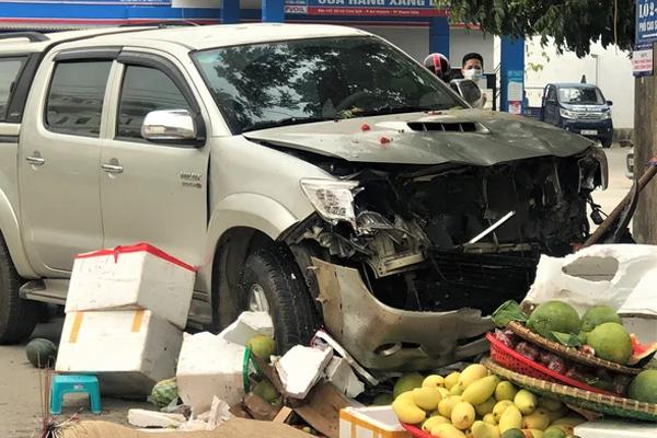 Ôtô biển xanh đâm hai người tử vong vì tránh xe máy-1