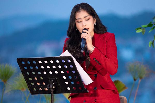 Lo chinh chiến cuộc thi nhan sắc, Nam Em có hành động khiến fan la ó-5