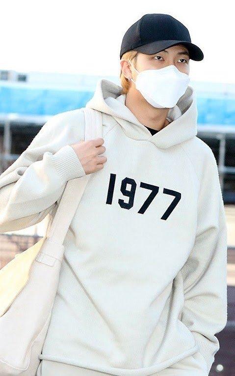 Thành viên BTS bị phóng viên phân biệt đối xử tại sân bay-7