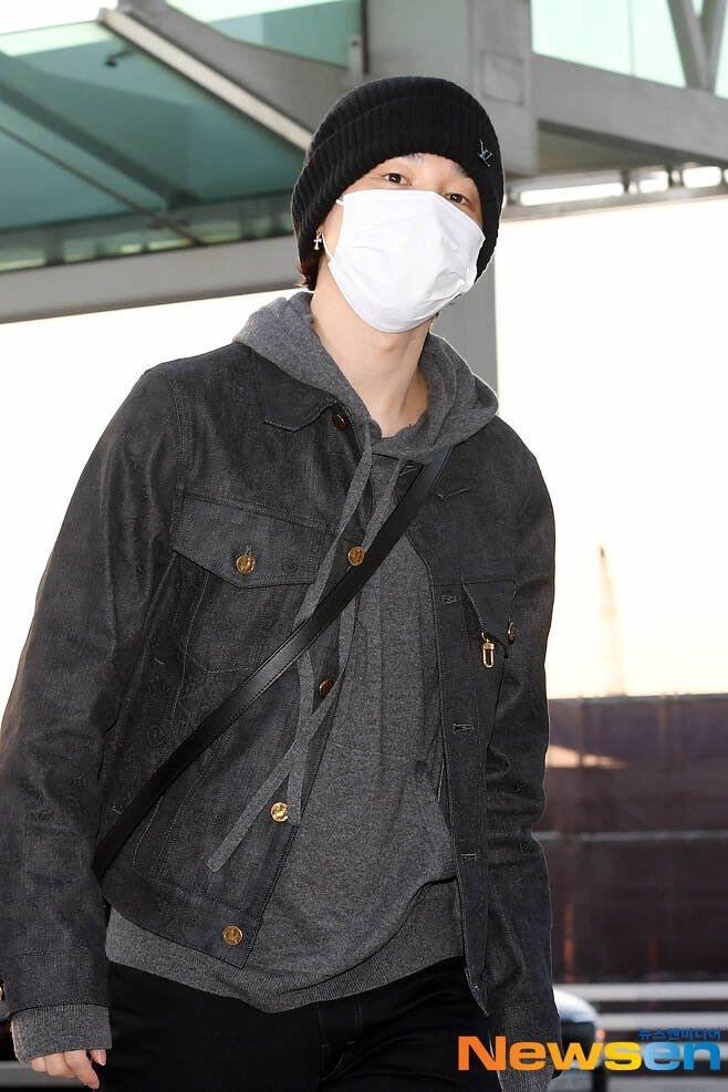 Thành viên BTS bị phóng viên phân biệt đối xử tại sân bay-3