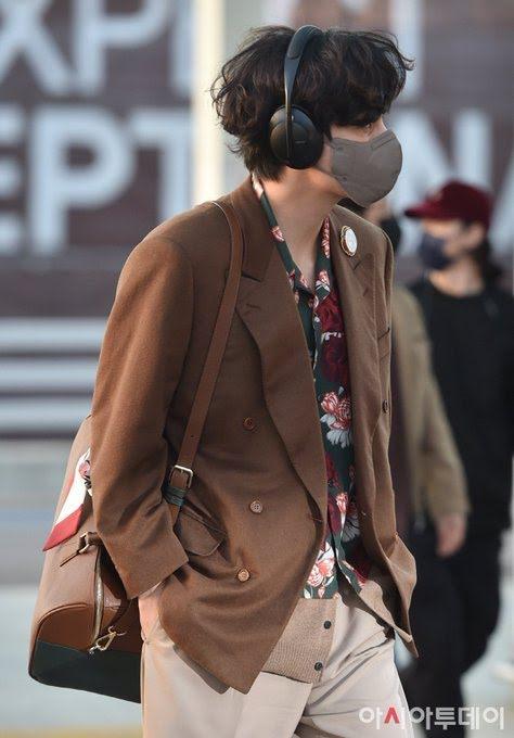 Thành viên BTS bị phóng viên phân biệt đối xử tại sân bay-4