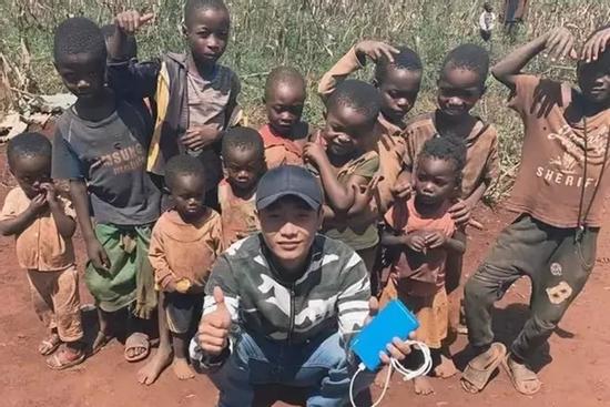 Bị đồn 'cá kiếm' khủng từ vùng đất châu Phi, Quang Linh Vlog nói gì?