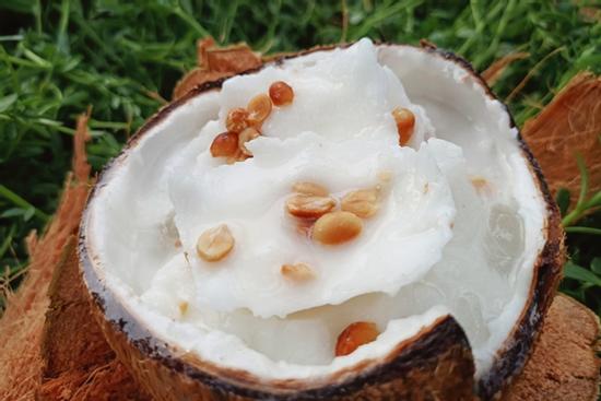 Quả dừa trông bình thường lại có giá 300.000 đồng, bổ ra mới biết 'đáng tiền'