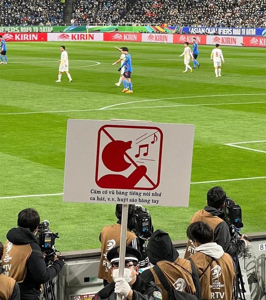A sign banning cheering with voice appeared on the stadium of the Vietnam - Japan match-1