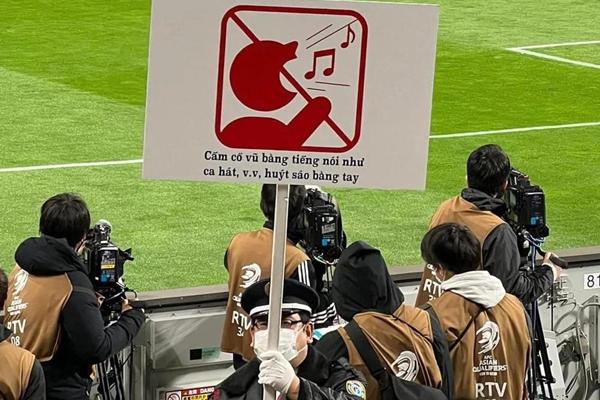 A sign banning cheering by voice at the Vietnam Japan match stadium