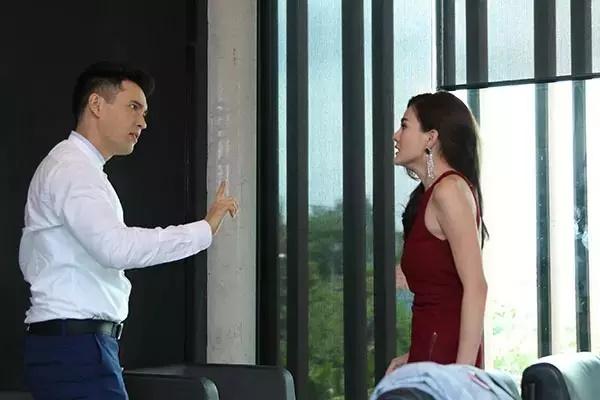 Công tác về, mở tủ lạnh uống nước, chàng trai giật mình vì mùi lạ-2