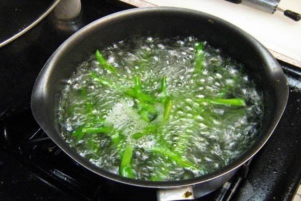 To boil water spinach, this should be added to the water to be the top-2