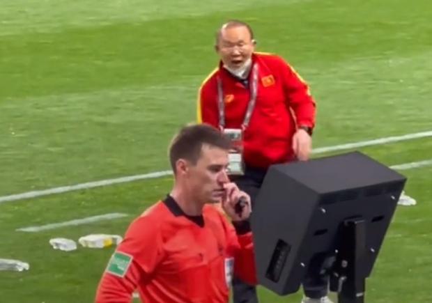 Bật cười khoảnh khắc HLV Park Hang Seo ngó trộm VAR-1