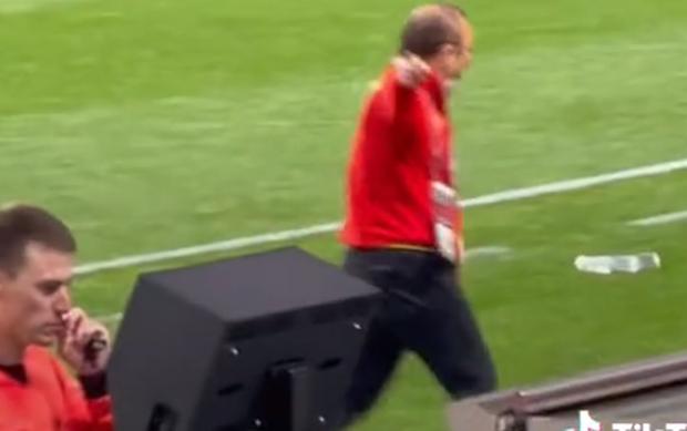 Bật cười khoảnh khắc HLV Park Hang Seo ngó trộm VAR-2