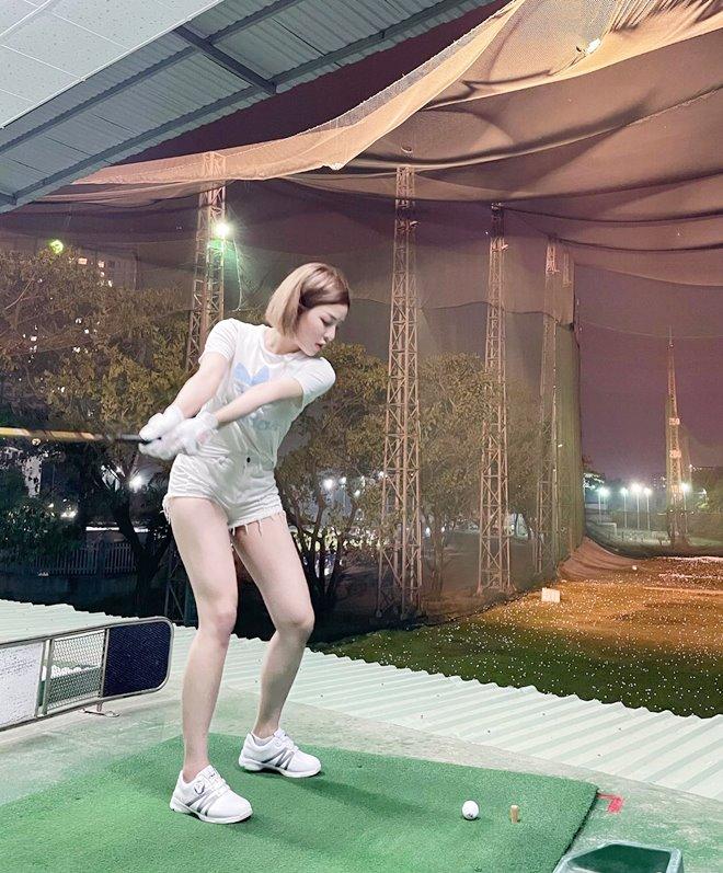 Thời trang chơi golf của hot girl Trâm Anh sexy hơn cả Hiền Hồ-7