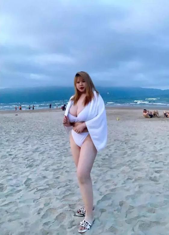 Đỏ mặt loạt ảnh hot girl ngực khủng check-in bên ghế tình yêu-6