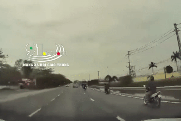 Clip: Phóng bạt mạng, thanh niên lao thẳng vào đầu ô tô như tự sát-1