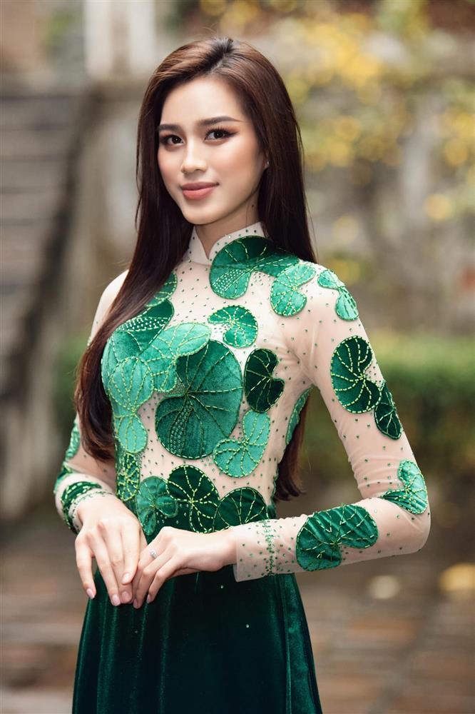 Do Thi Ha has a high hand when wearing the Ao Dai design again at Miss ...