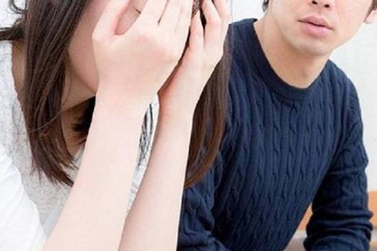 Không làm ra tiền, vợ bất lực nhìn chồng qua lại với tình cũ