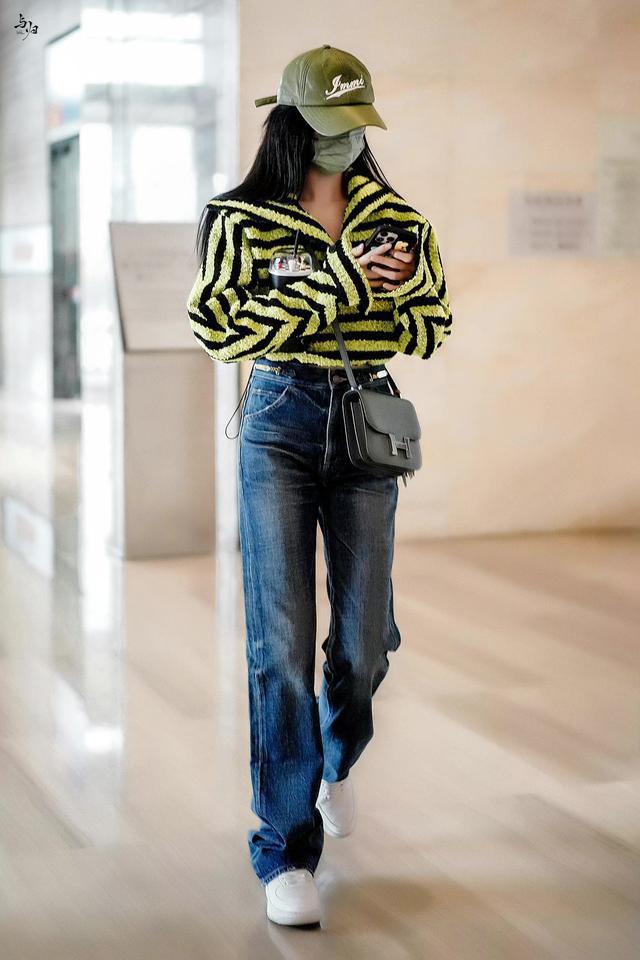 Sao Hoa ngữ diện quần jeans suông hack dáng đỉnh cao-3