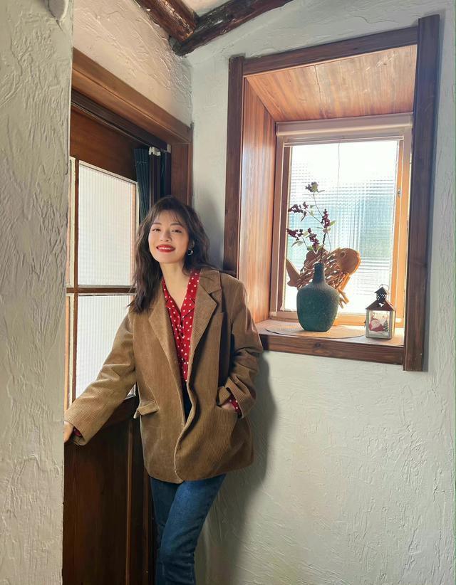 Sao Hoa ngữ diện quần jeans suông hack dáng đỉnh cao-4