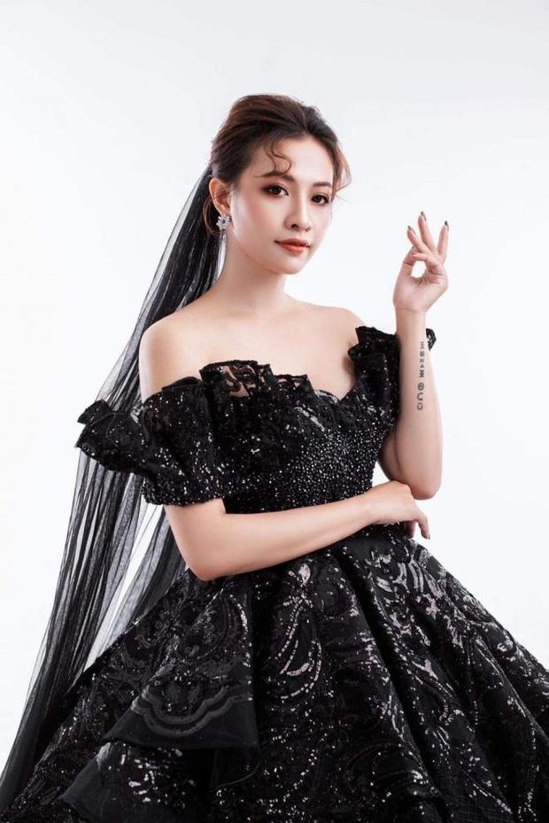 Bà xã Hồ Gia Hùng và Tóc Tiên hiếm hoi diện váy cưới màu đen-5