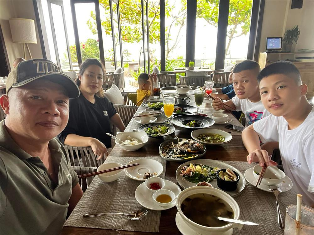 BTV mắn đẻ nhất VTV dở khóc dở cười kỷ niệm 15 năm ngày cưới-4