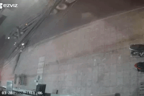 Clip: Bó thép rơi từ xe container xuống đường, kéo lê người và xe máy