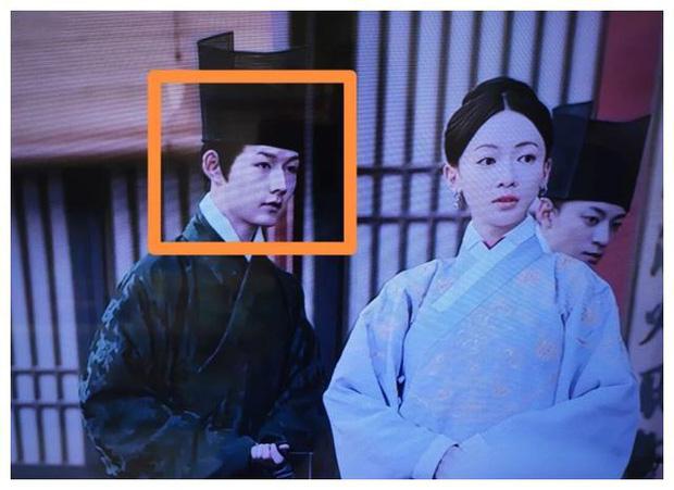 Song Joong Ki đóng vai người hầu cho Ngô Cẩn Ngôn, chuyện gì đây?-4