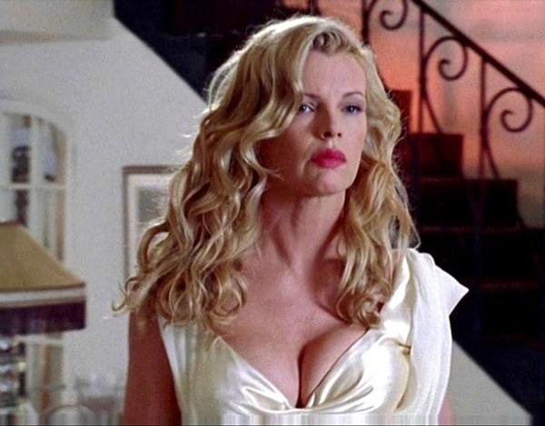 Trong phim, Kim Basinger xuất hiện với hình ảnh gợi cảm, diện váy áo tôn vòng 1. Do là nhân vật phụ làm nền cho ba nam chính, nữ diễn viên không có nhiều cảnh quay. Tuy nhiên, đây cũng là bộ phim duy nhất đem về cho cô tượng vàng Oscar danh giá.