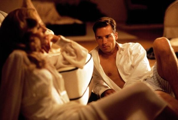 L.A. Confidential lấy bối cảnh nước Mỹ thập niên 1950, xoay quanh câu chuyện về ba người cảnh sát cùng những cám dỗ ở Hollywood.